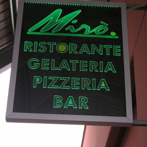 targa bifacciale in plex illuminata a raggio filtrante da leds con variazione di colore verde