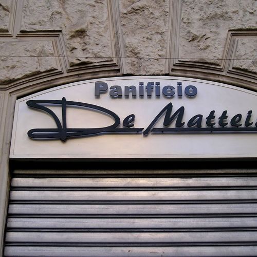 insegna con caratteri in rilievo distanziati